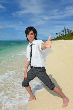 genç adam sahilde zevk güneş ışığı