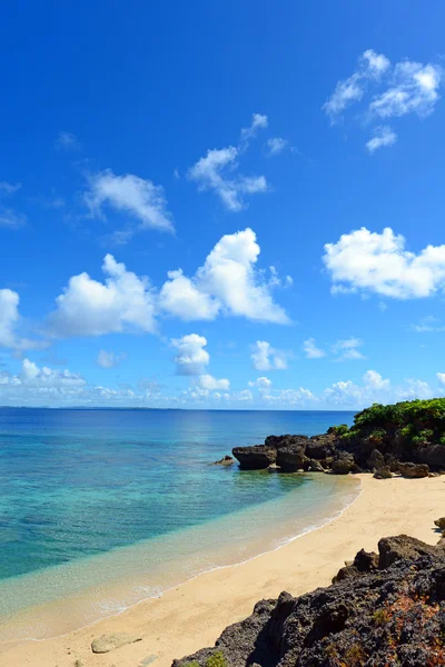 Летнее небо и красивый пляж Окинавы — стоковое фото