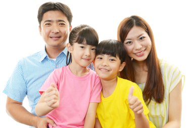 mutlu bir aile birlikte gülümseyen