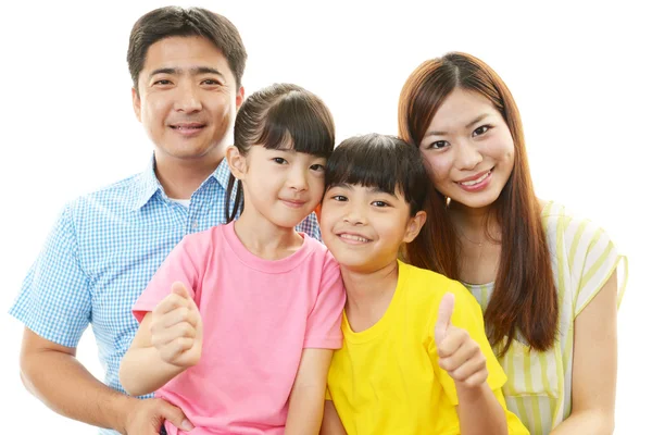 Glückliche Familie lächelt zusammen — Stockfoto