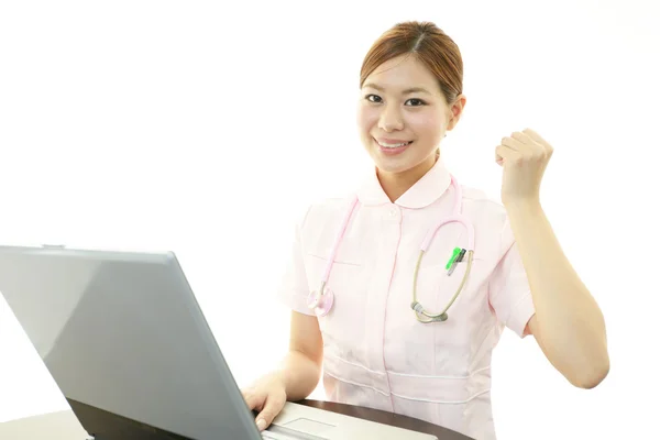 Sorridente asiatica infermiera femminile — Foto Stock