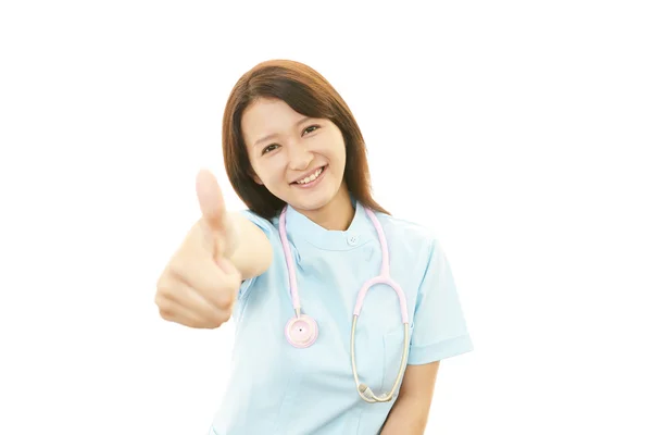 Lachende Aziatische vrouwelijke verpleegster — Stockfoto