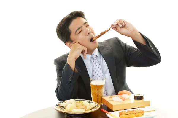 Een man eten van maaltijden — Stockfoto