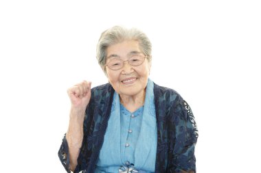 Gülümseyen yaşlı kadın