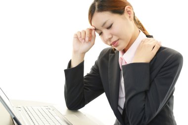 Genç Asyalı kadın yorgun ve stresli hissediyor