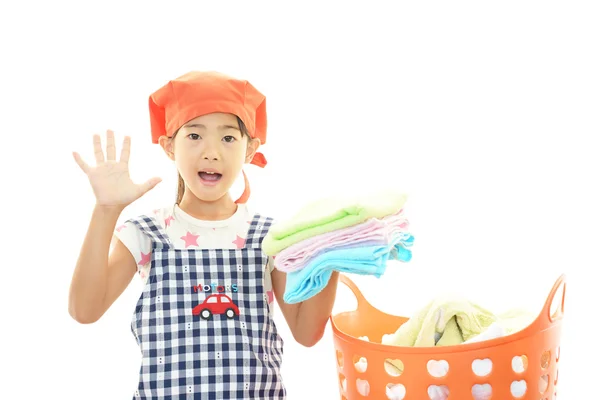 Het meisje die genieten van helpen met huishoudelijk werk — Stockfoto