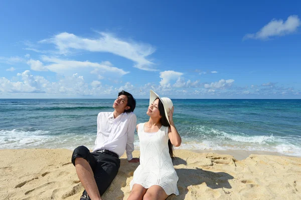 Unga par på stranden — Stockfoto