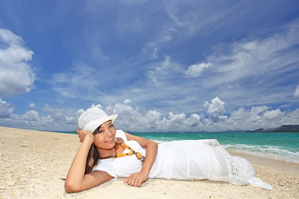La mujer que se relaja en la playa . —  Fotos de Stock