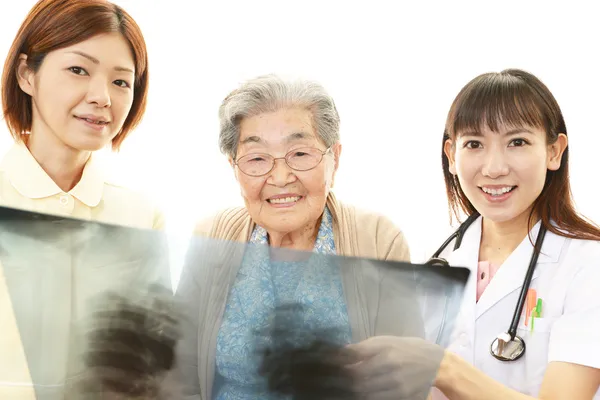 Pessoal médico com mulher idosa — Fotografia de Stock