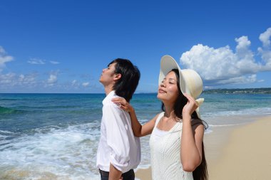 Kumsaldaki genç çift.