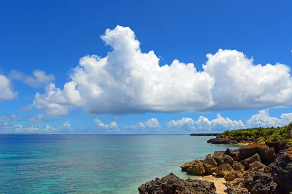 De blauwe zee en de hemel in okinawa — Stockfoto
