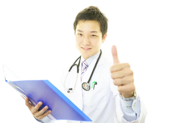 Sorridente medico asiatico — Foto Stock