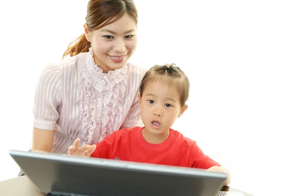 Παιδί με τη μητέρα, χρησιμοποιώντας ένα φορητό υπολογιστή — Φωτογραφία Αρχείου