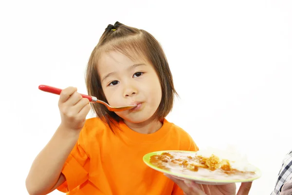 Маленькая девочка ест пищу — стоковое фото