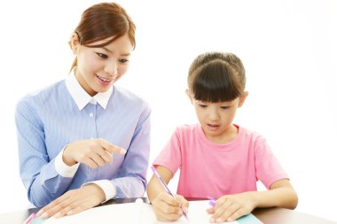 öğretmen ile okuyan kız.