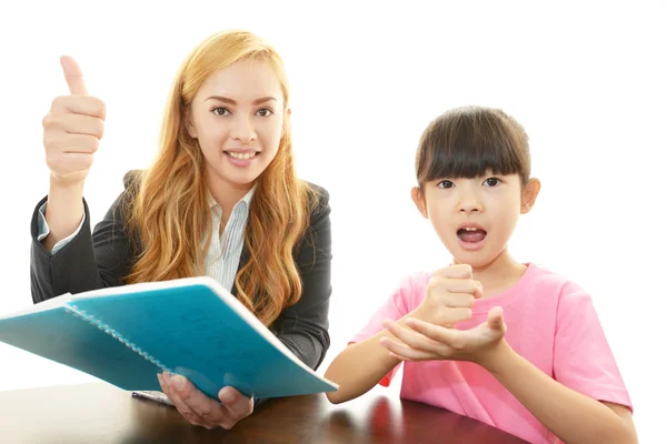 Professor de inglês com menina estudando . — Fotografia de Stock