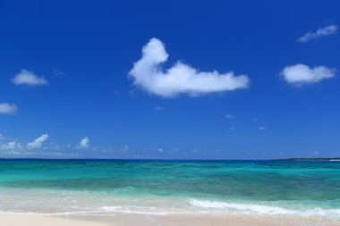 Okinawa 'nın zümrüt yeşili denizi.