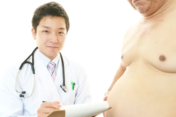 Médico examinando una obesidad paciente — Foto de Stock