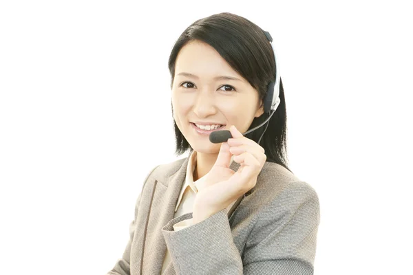 Operador de call center sorridente — Fotografia de Stock