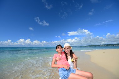 Anne ve çocuk kumsalda oynarken