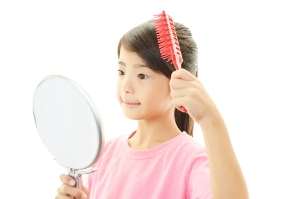 Girl brushing her hair — Stock Photo, Image