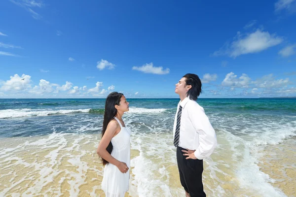 Jeune couple sur la plage — Photo