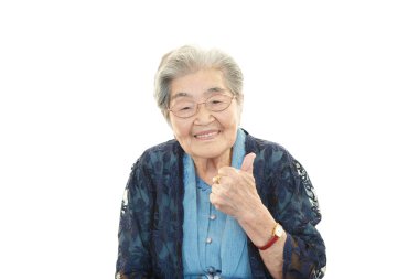 Gülümseyen yaşlı kadın