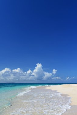 Yaz gökyüzü ve Okinawa 'nın güzel plajı
