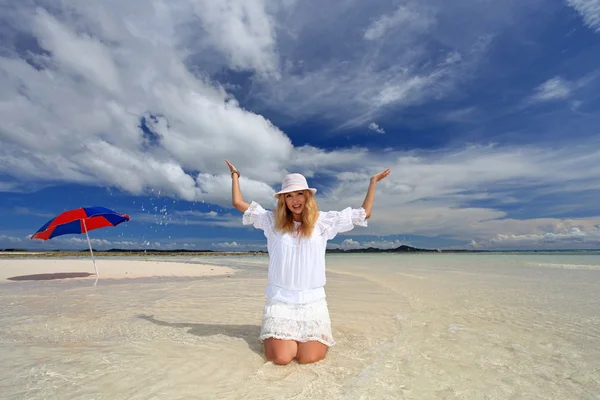 La donna che si rilassa sulla spiaggia . — Foto Stock