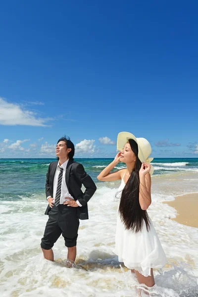 年轻的男人和女人在海滩上的享受阳光 — 图库照片