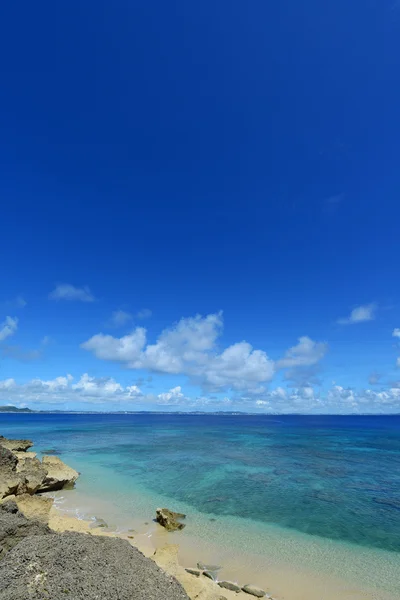 La mer bleue et le ciel à Okinawa — Photo