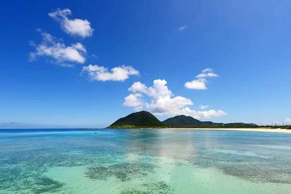 Sea of emerald green of the Okinawa. — Stock Photo, Image