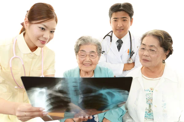 Pessoal médico com mulheres idosas — Fotografia de Stock