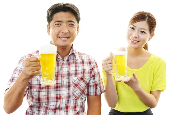 Чоловік і жінка п'ють пиво — стокове фото