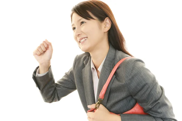 Giovane donna sorridente che tiene una borsa a tracolla — Foto Stock