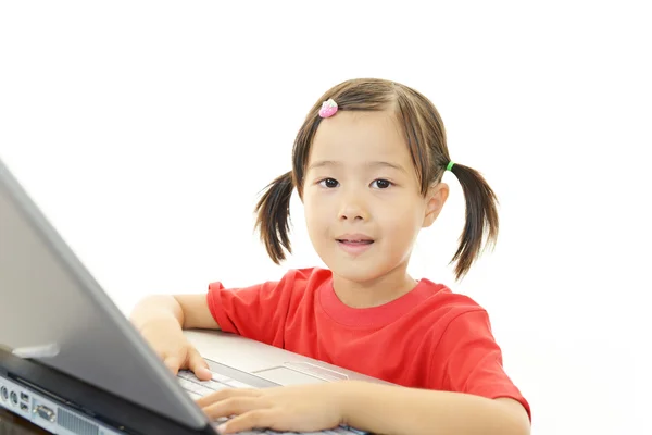 Liten asiatisk tjej med laptop — Stockfoto