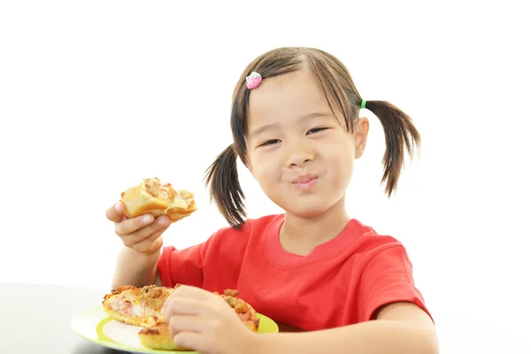 Kind isst Pizza — Stockfoto