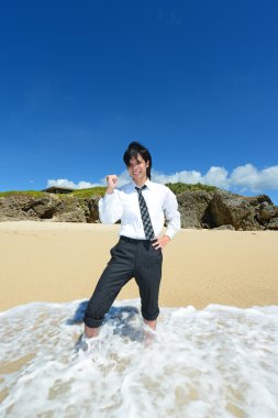 genç adam sahilde zevk güneş ışığı