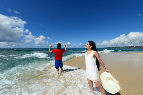 Unga par på stranden — Stockfoto