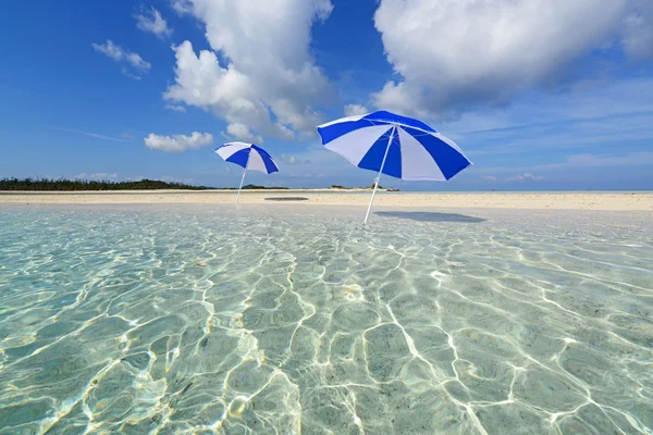 La playa y el paraguas de la playa de mediados de verano . —  Fotos de Stock