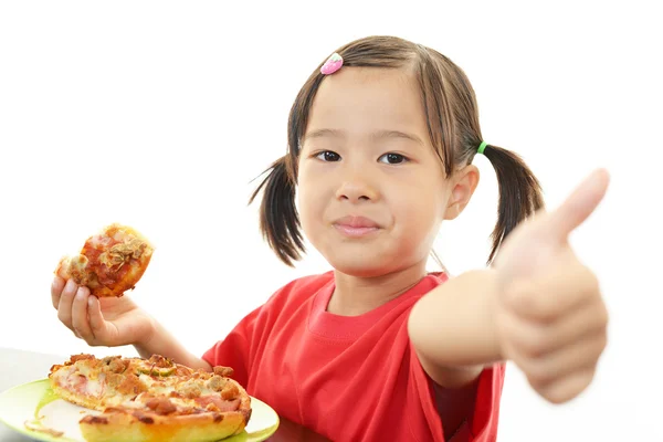 Barnet äta pizza — Stockfoto