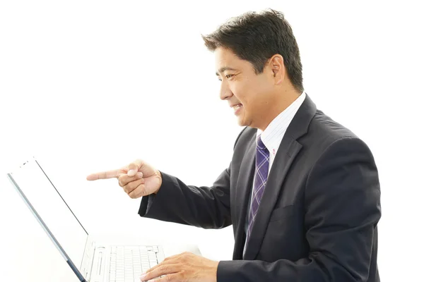 Der männliche Büroangestellte, der glücklich posiert — Stockfoto