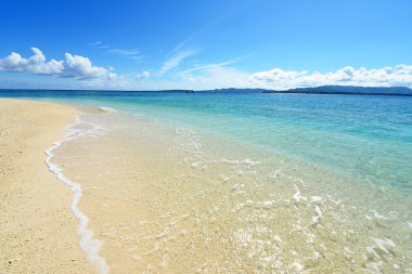 Yaz gökyüzü ve Okinawa 'nın güzel plajı