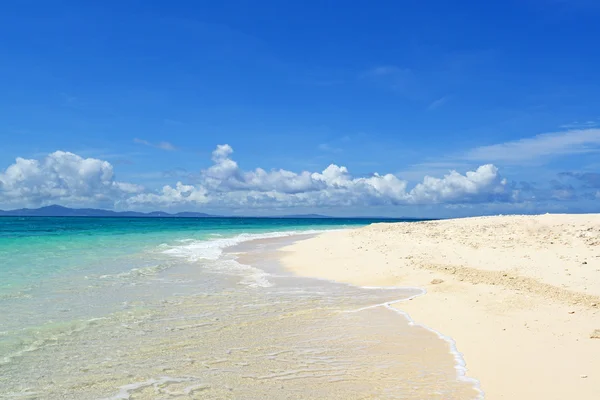 Ciel d'été et belle plage d'Okinawa — Photo
