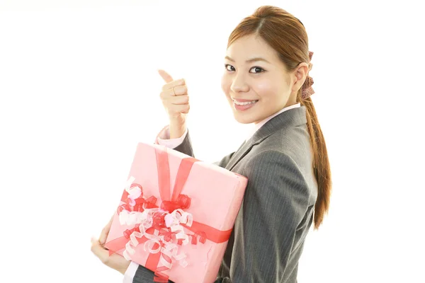 Mujer sonriente con un regalo — Foto de Stock