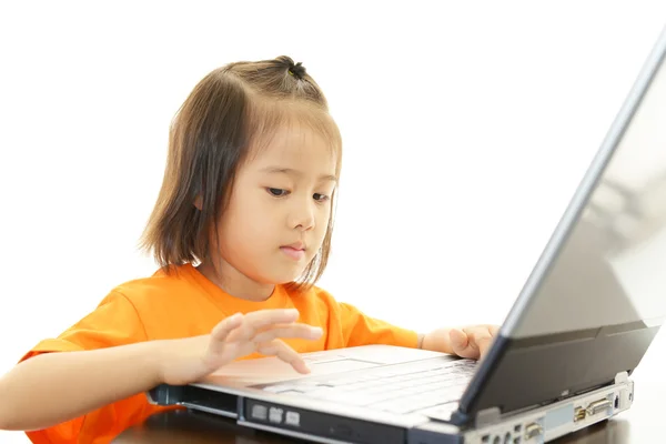 可爱的小女孩，使用一台笔记本电脑 — 图库照片