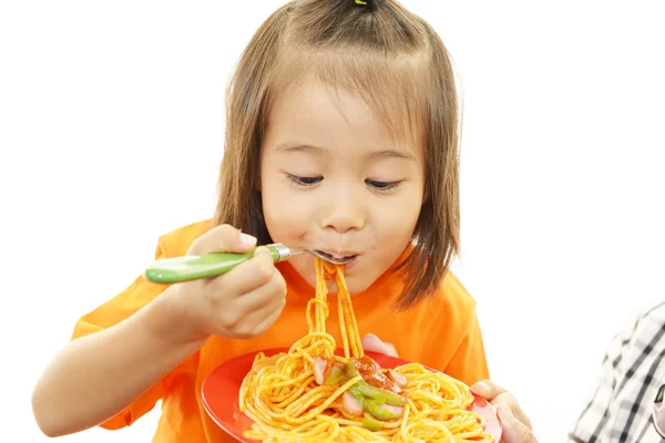 Kind isst Spaghetti — Stockfoto