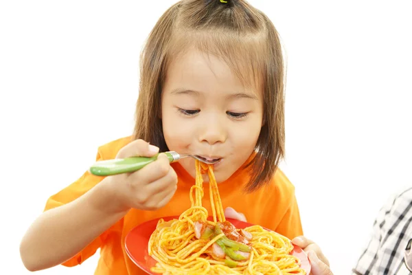 スパゲッティを食べる子 — ストック写真