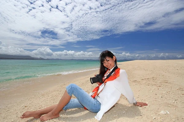 Žena, která odpočívá na pláži. — Stock fotografie