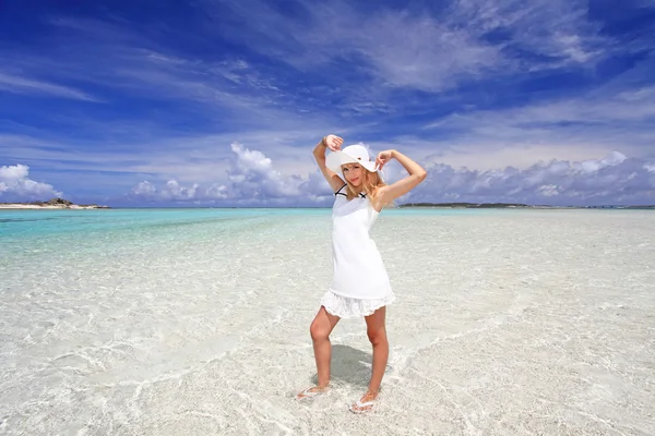 Mladá žena na pláži užívat slunečního záření — Stock fotografie